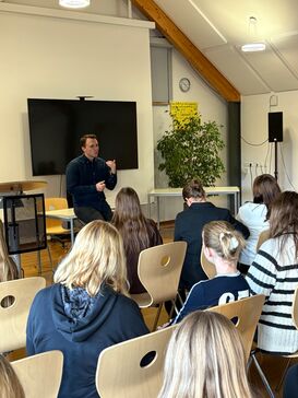 Auftrag: Demokratiebildung